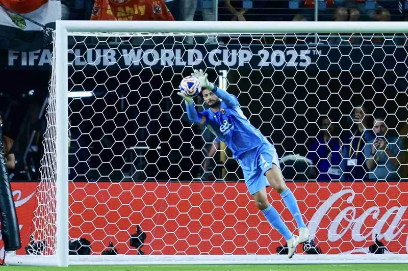 القفازات تحافظ على نظافة الشباك: 20 محاولة تصدى لها الأهلي في كأس العالم للأندية